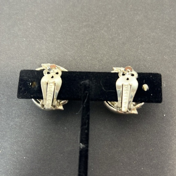 PRETTY RETRO VTG DESIGNER SIGNED LISNER CLIP-ON EARRINGS GOLDTONE. WA273 - Picture 2 of 3